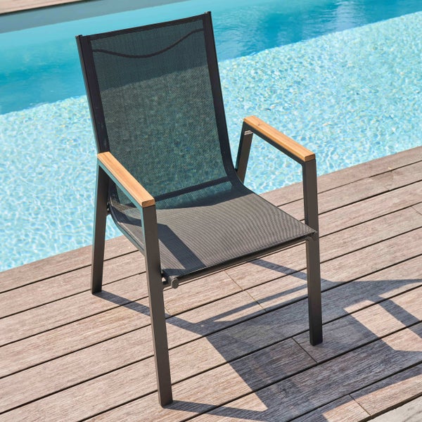 Gartenstuhl mit Metallgestell, Textilbespannung und Holzarmlehnen auf einer Holzterrasse am Pool.