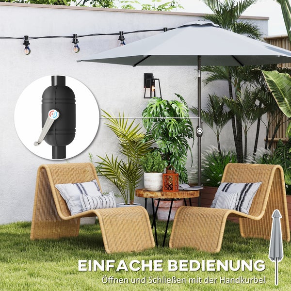 Grauer Gartenschirm über einem Holztisch mit Stühlen in einem blühenden Garten vor einem Haus.