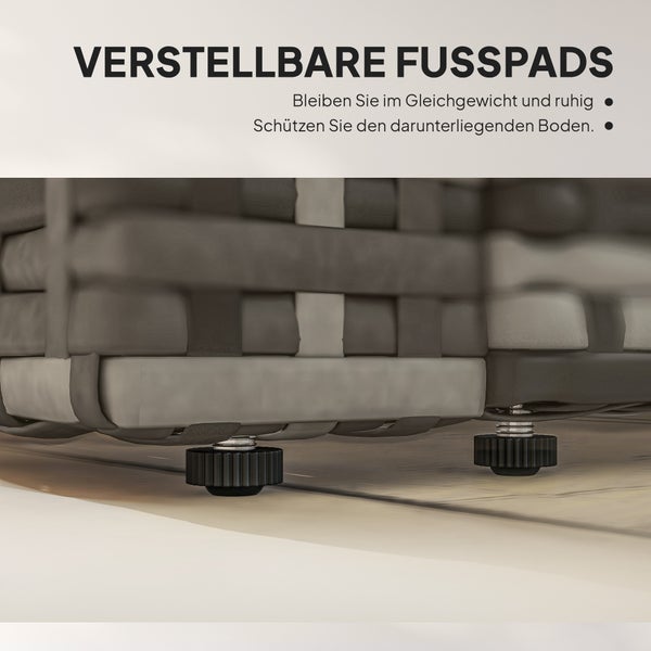 Verstellbare Fußpads an einem Gartenmöbelstück aus Geflecht für stabilen Stand und Bodenschutz.