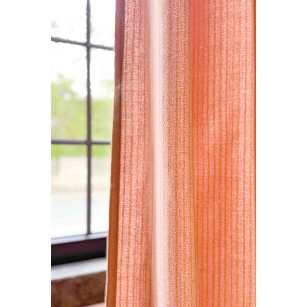 Dekostoff neben einem Fenster