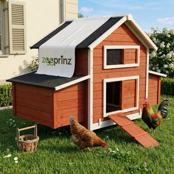 Zweistöckiger Hühnerstall aus Holz mit Rampe, Nistkasten und Zooprinz Logo auf einer Wiese mit Huhn, Hahn und Eierkorb.