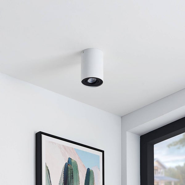 Weiße Deckenleuchte im Innenraum montiert