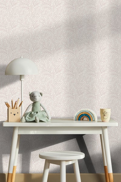 Heller Raum mit Mustertapete, Schreibtisch und Kinderstuhl