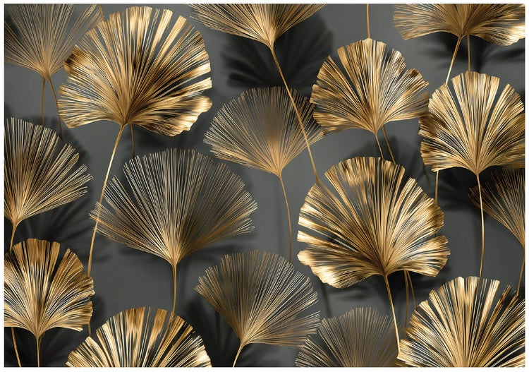 Dekorative Wandgestaltung mit goldenen Ginkgo Blättern auf dunklem Hintergrund.