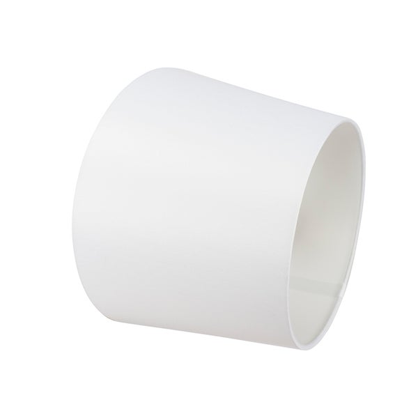 Zylindrischer Lampenschirm aus weißem Stoff.