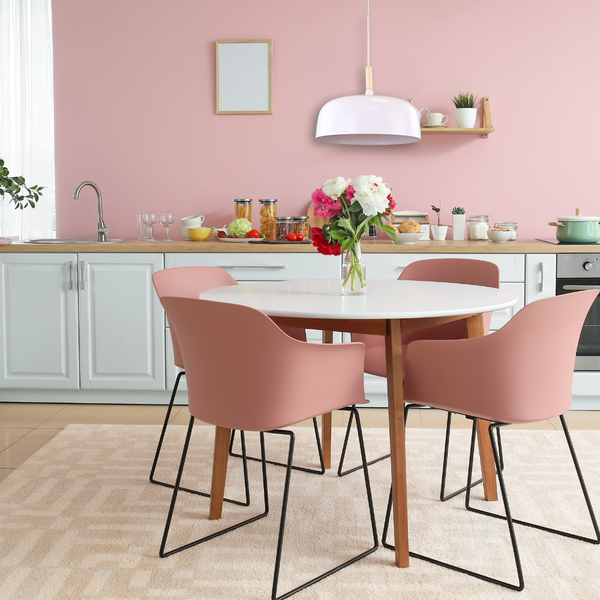 Küchenszene mit Esstisch, Stühlen und Hängeleuchte