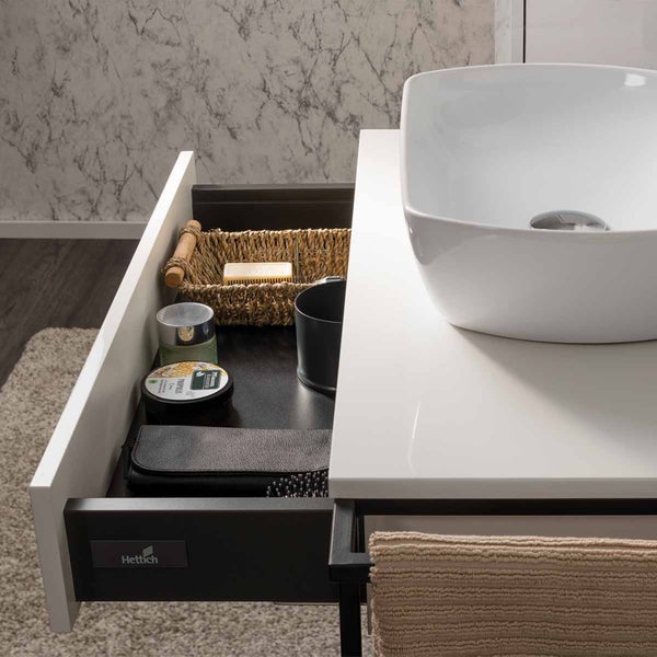Badezimmer Waschbecken mit offenem Schubfach und Badutensilien