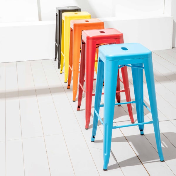 Fünf bunte Barhocker aus Metall in modernem Industriedesign, stapelbar mit praktischem Griffschlitz und Fußstützen.