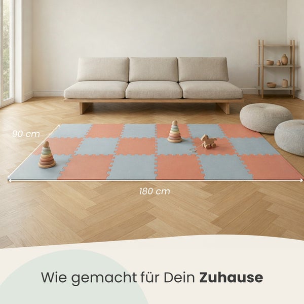 Spielmatte aus blauen und orangen Puzzleteilen, 180 mal 90 Zentimeter, in einem hellen Wohnzimmer mit Parkettboden und Holzspielzeug.