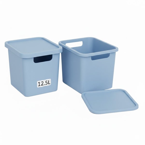 Zwei Aufbewahrungsboxen aus Kunststoff, eine mit Deckel und 12,5 Liter Fassungsvermögen.