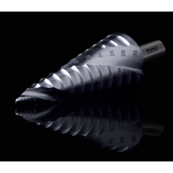 Mann füllt Kraftstoff aus einem grünen 10 Liter Kraftstoffkanister in ein Auto