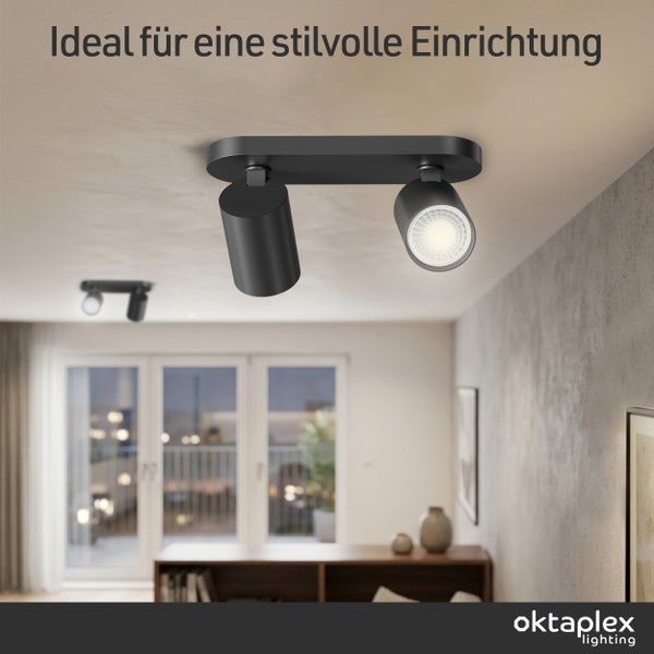 Zweiflammige Deckenleuchte mit verstellbaren Spots in einem hellen Wohnzimmer mit Sideboard. oktaplex lighting Logo.