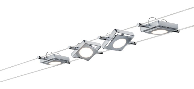 Vier silberfarbene Seilspannleuchten an gespannten Seilen