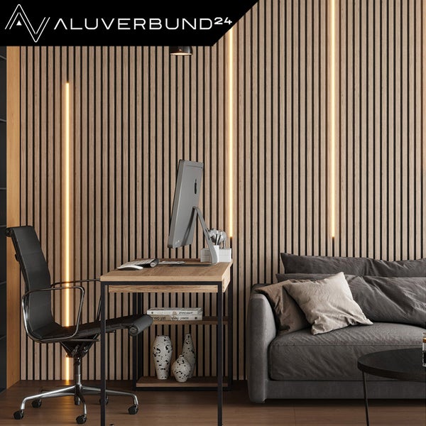Wohnraum mit Akustikpaneelen an der Wand, Holzlamellen mit integrierter LED Beleuchtung, Arbeitsplatz mit Schreibtisch und Sofa