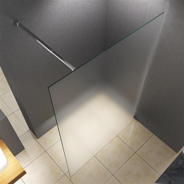 Duschwand aus Glas mit Stützstange im Badezimmer