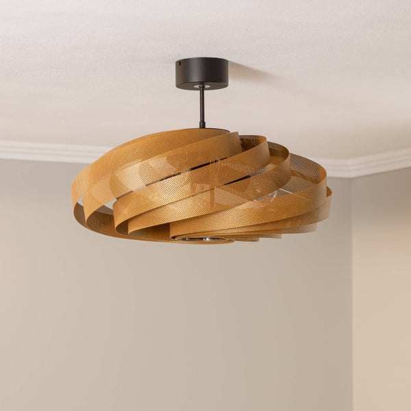 Deckenleuchte mit schwarzer Halterung und goldfarbenen Lochblechstreifen in Spiralform.