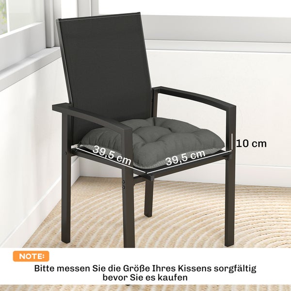 Dunkelgraues Sitzkissen auf schwarzem Gartenstuhl, Maße 39,5 Zentimeter Breite, 39,5 Zentimeter Tiefe und 10 Zentimeter Höhe.