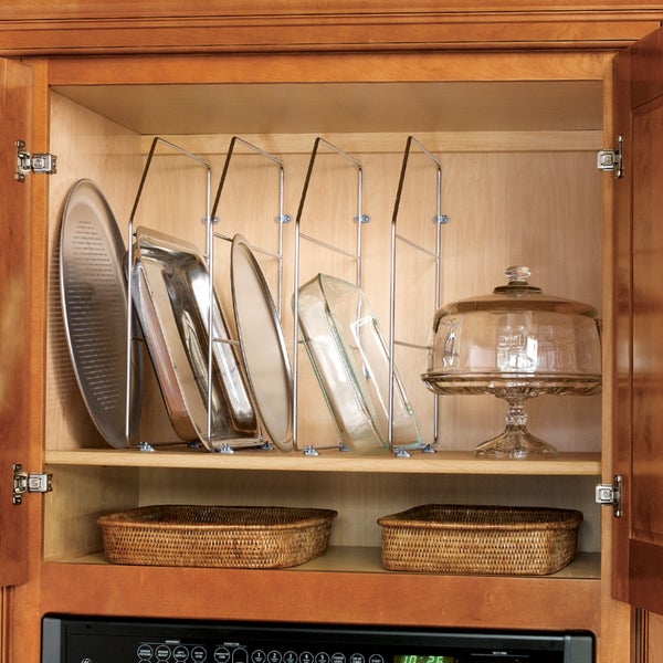 Draht-Organizer für Backbleche und Tabletts in einem Küchenschrank aus Holz, mit Glas-Tortenplatte und zwei geflochtenen Weidenkörben.