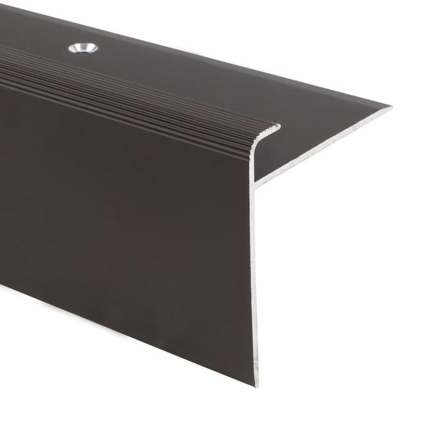 Dunkelbraunes Treppenkantenprofil aus Aluminium mit gerippter Oberfläche und vorgebohrtem Schraubloch.