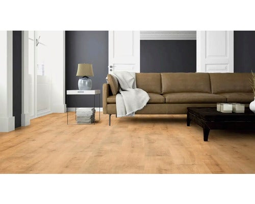 Wohnzimmer mit Holzboden, Sofa, Tisch und Lampe