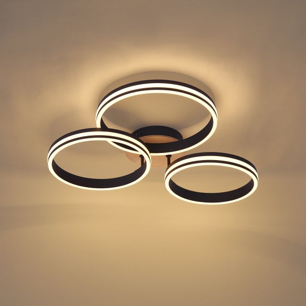 Moderne LED Deckenleuchte mit drei ringförmigen Elementen und Holz Akzenten für eine gleichmäßige Raumausleuchtung.