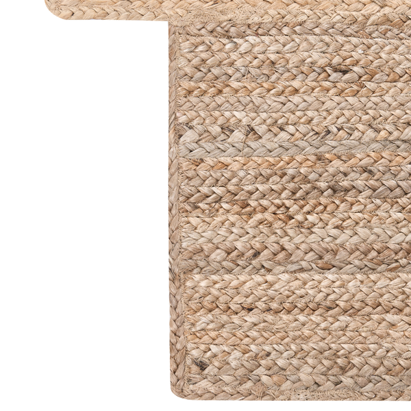 Detailansicht eines geflochtenen Teppichs aus Naturfasern mit Randabschluss.