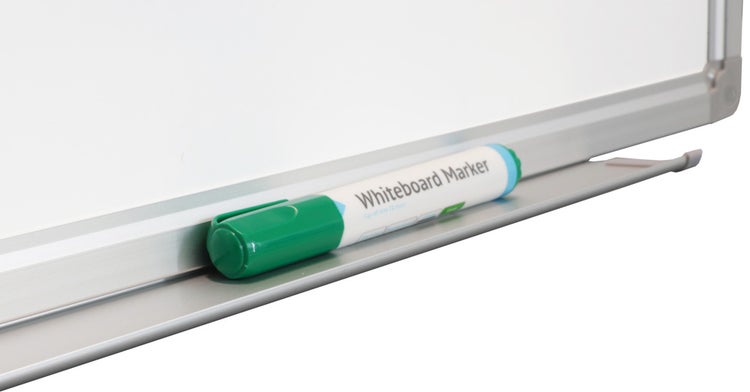 Whiteboard-Marker auf der Aluminium-Ablageschale eines Whiteboards.