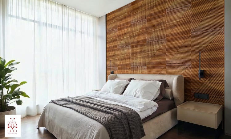 Schlafzimmer mit Bett, Nachttisch und Holzpaneelwand