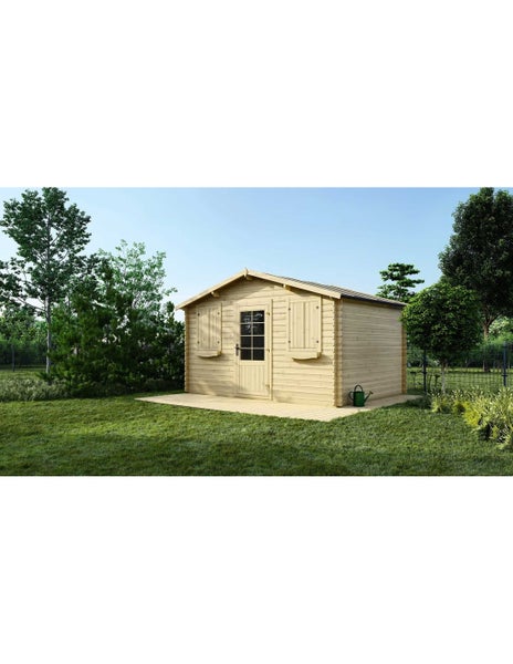 Gartenhaus aus naturbelassenem Holz mit Satteldach, Einzeltür mit Glaseinsatz und zwei Fenstern mit Klappläden und Blumenkästen.