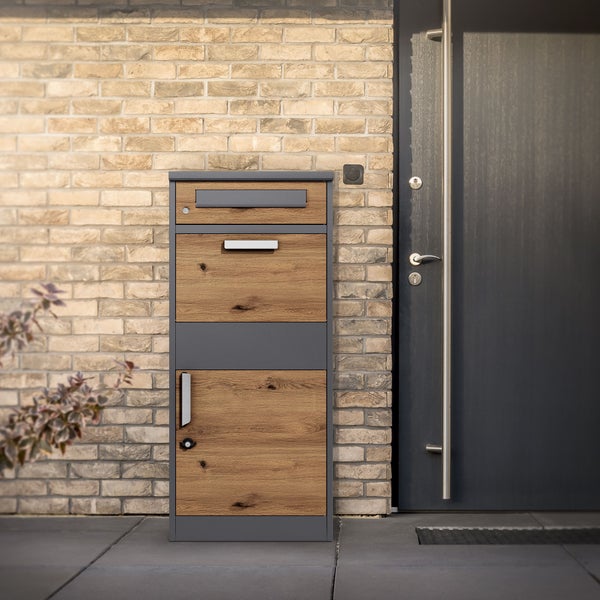 Briefkasten mit Zeitungsfach und Tür vor einer Hauswand