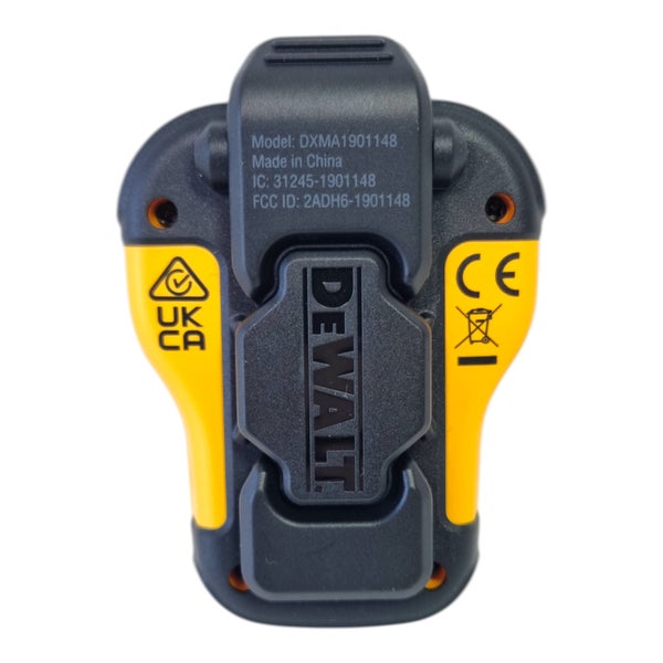 Rückansicht eines DeWalt Elektronikgeräts mit Gürtelclip, DeWalt Logo, europäischem und britischem Konformitätszeichen sowie Entsorgungssymbol.