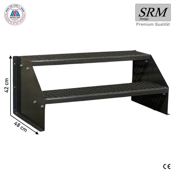 Stahltreppe mit zwei Stufen aus Gitterrost, Höhe 42 Zentimeter, Tiefe 48 Zentimeter, SRM Design Logo, EN 1090-1 zertifiziert und CE Kennzeichnung.
