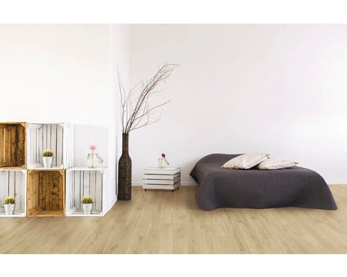 Heller Raum mit Holzboden, Bett, Regalen und Dekoration