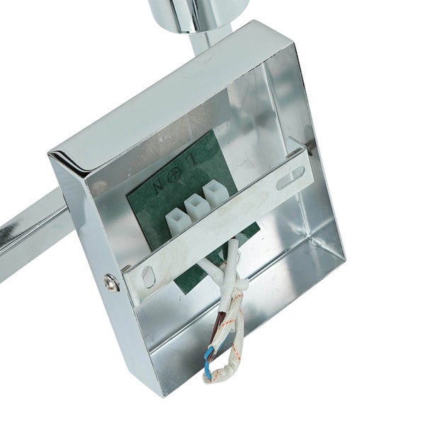 Detailansicht einer Deckenleuchte mit Montagekasten und elektrischen Anschlüssen