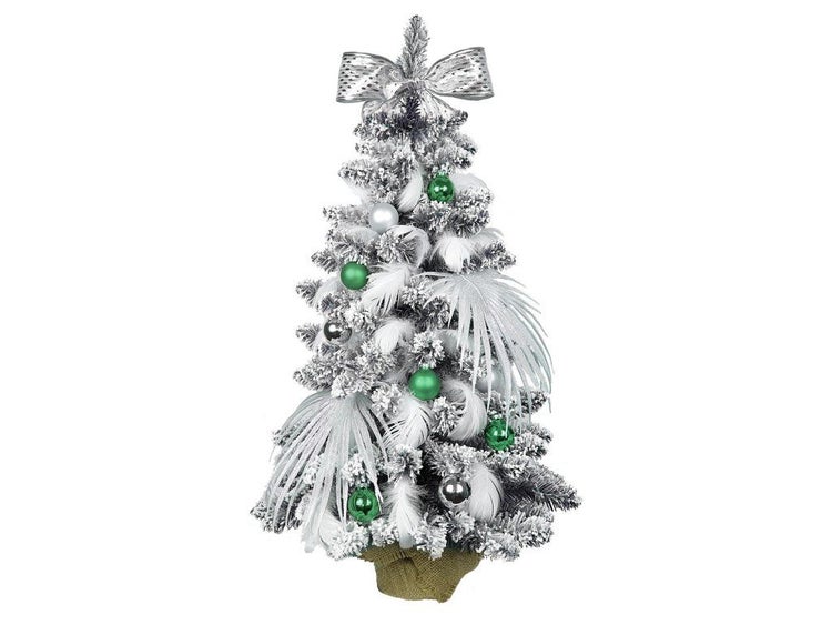 Künstlicher Weihnachtsbaum mit Schneeoptik, dekoriert mit Kugeln, Federn und einer Schleife im Jutesack