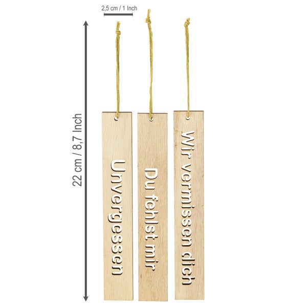 Drei hölzerne Anhänger mit den Aufschriften 'Unvergessen', 'Du fehlst mir' und 'Wir vermissen dich', jeweils mit einer Kordel zum Aufhängen.