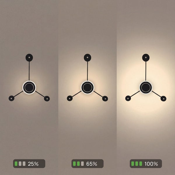 Moderne dreiarmige LED Wandleuchte mit Helligkeitsstufen von 25 Prozent, 65 Prozent und 100 Prozent.