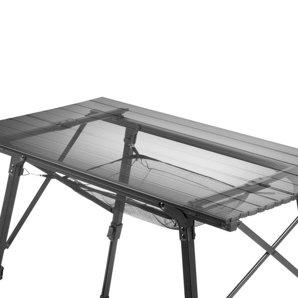 Klappbarer Campingtisch aus schwarzem Aluminium mit Lamellen-Tischplatte und einem Ablagenetz unter der Platte.
