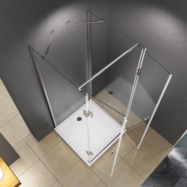 Duschkabine mit Drehtür und Duschwanne in einem Badezimmer