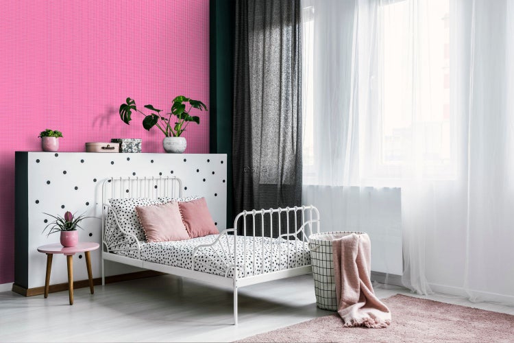 Helles Schlafzimmer mit Bett, Nachttisch und gemusterter Tapete für eine freundliche Atmosphäre.