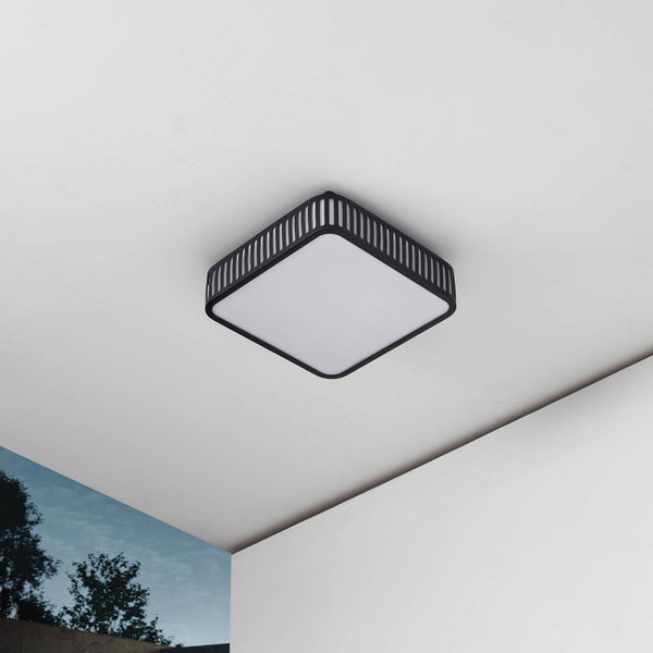 Quadratische Deckenleuchte mit schwarzem Rahmen, geschlitzten Seiten und weißem Diffusor, montiert an der Decke.