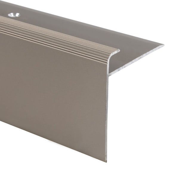 Treppenkantenprofil aus Aluminium, geriffelt, mit Schraubloch.