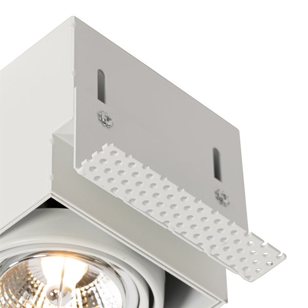 Detailansicht eines weißen Einbaustrahlers mit perforierter Montageplatte und eingeschalteter Lampe.