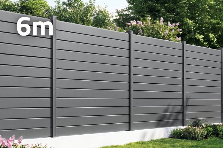 Moderner Sichtschutzzaun aus anthrazitfarbenen horizontalen Lamellen mit einer Gesamtlänge von sechs Metern im Garten.