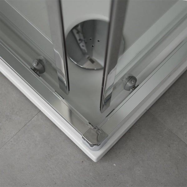 Detail einer Duschkabine mit Eckeinstieg, bestehend aus Glas und Chrom