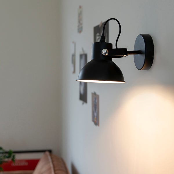 Schwarze Wandleuchte aus Metall im Wohnzimmer