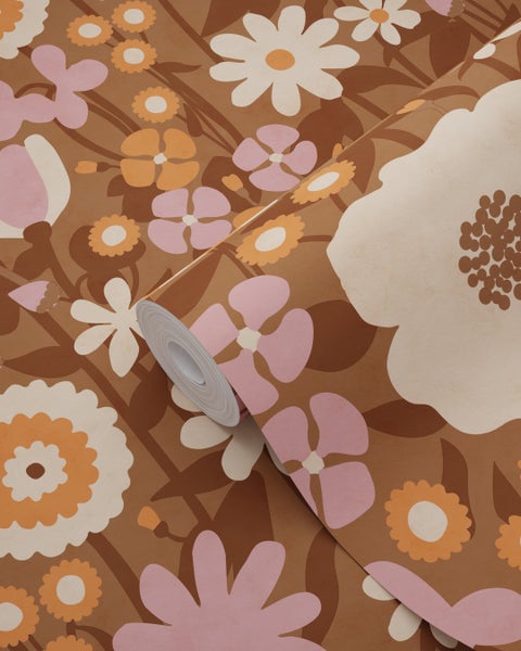 Vliestapete mit großflächigem Blumenmuster im Retro-Stil der siebziger Jahre.