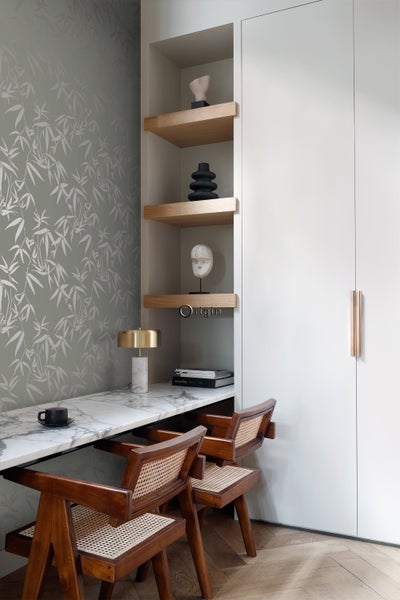 Arbeitszimmer mit Bambustapete, Marmorarbeitsplatte, Holzregalen und Holzstühlen