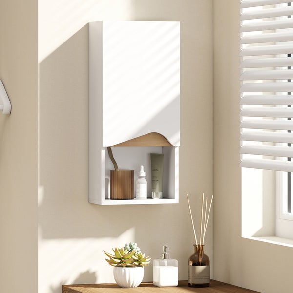 Moderner weißer Bad-Wandschrank mit wellenförmiger Tür und offenem Fach, montiert an beiger Wand in hellem, organisiertem Badezimmer.