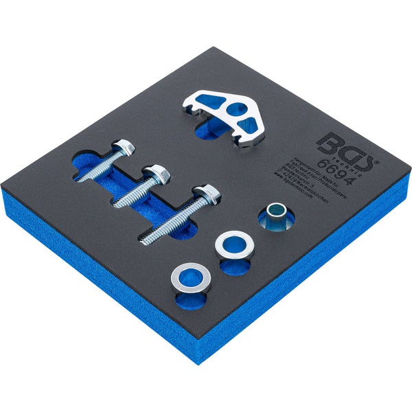 Schrauben, Scheiben und Montagehalterung im Werkzeugkasten